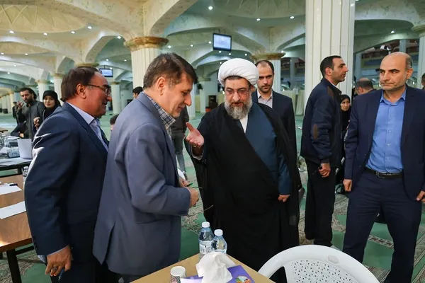 بازدید امام جمعه تبریز از «میز خدمت» مستقر در مصلی