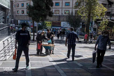 میدان ولیعصر مردی که در حال فروش است. دست فروشان به علت ارتباط زیادی که با افراد مختلف دارند از مشاغل پر خطر محسوب می‌شوند.