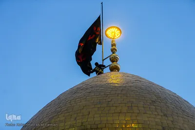 برافراشتن پرچم حرم امام حسین (ع) بر گنبد کربلای ایران