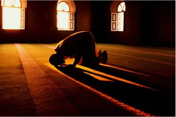 Namaz vaxtında evdə olmayacağını bilən adam qabaqcadan namazı evdə qılıb çıxa bilərmi?
