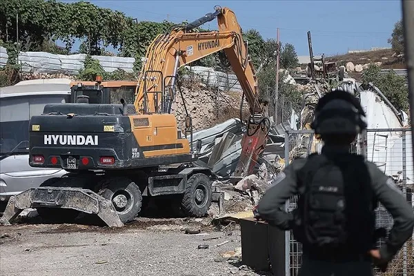 İsrail güçleri Batı Şeria'da Filistinlilere ait onlarca dükkanı yıktı