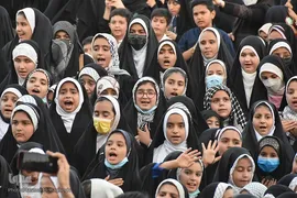 اجرای سرود «سلام فرمانده» در میدان جمهوری شهر سمنان