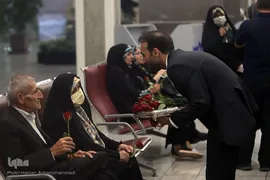 بدرقه‌ای با شاخه گل غدیر