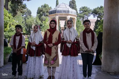 گلباران آرامگاه حافظ