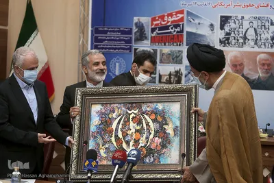 تقدیر از جانفشانی های سربازان گمنان امام زمان(عج) با اهدای یک اثر هنری به وزیر اطلاعات