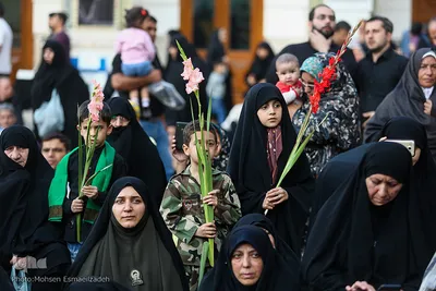 غبارروبی و عطر افشانی گلزار شهدا در حرم امام رضا (ع)
