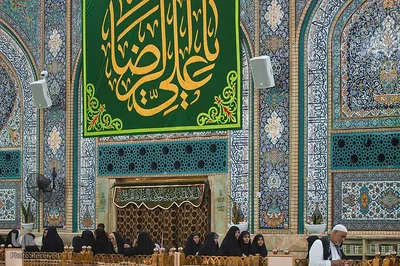 نصب کتیبه های متبرک به نام امام رضا (ع) در حرم مطهر حسینی