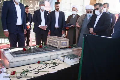 حضور وزیر ارشاد در حرم علی‌بن مهزیار اهوازی