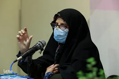 مریم جمشیدی نویسنده، درمراسم رونمایی چهار رمان نوجوان در نشر قدر ولایت