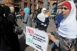Opposition à l’hijab : le double discours de Paris sur la démocratie et la liberté d'expression
