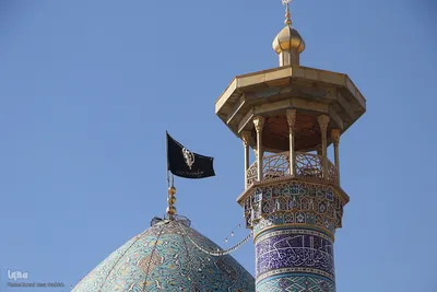 آیین سیاه‌پوشان و تعویض پرچم گنبد حرم حضرت شاهچراغ‌(ع)