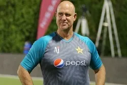 رضوان کے تحفے میں دیے گئے قرآن کا مطالعہ کر رہا ہوں، میتھیو ہیڈن