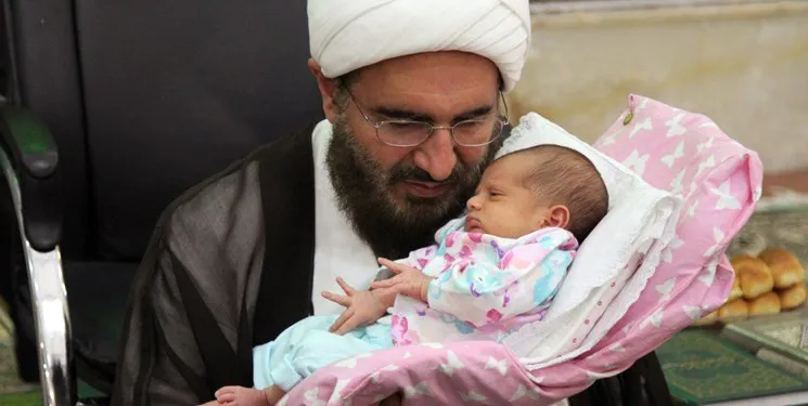 سنت فراموش‌شده اذان گفتن به گوش نوزاد/ آموختن اصول دین در بدو ورود به دنیا