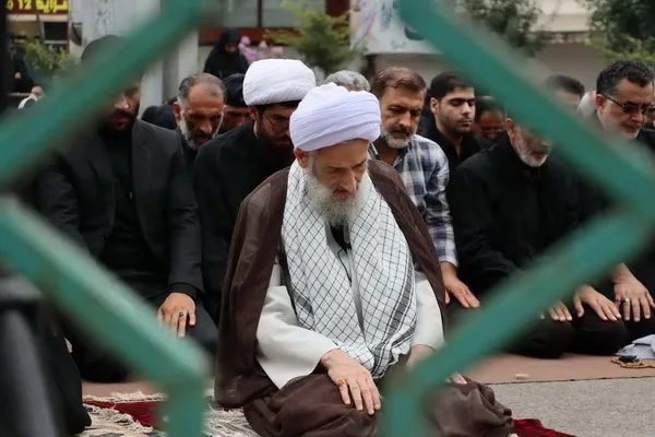 نماز ظهر عاشورا در امامزاده یحیی(ع) ساری