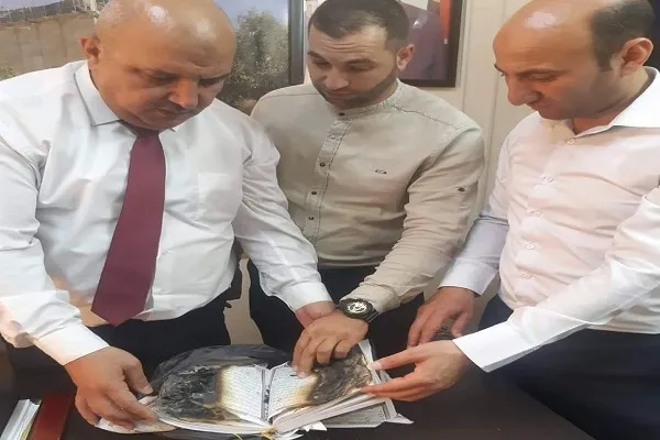 مستوطنون يمزّقون ويحرقون نسخاً من القرآن في الخليل