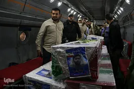 وداع پدر با کودک شهید حادثه تروریستی حرم شاهچراغ