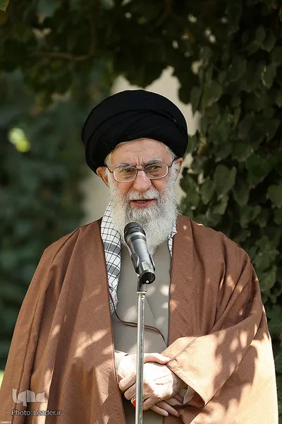کاشت نهال در هفته منابع طبیعی توسط رهبر انقلاب