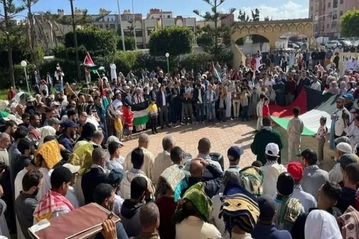 An gudanar da taro a gaban masallatan Moroko domin yin Allah wadai da laifukan gwamnatin yahudawan sahyoniyawa.
