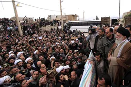 حضور رهبر معظم انقلاب در منطقه زلزله‌زده سرپل ذهاب