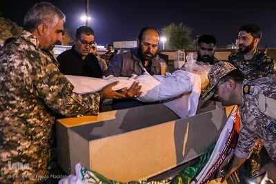 وداع پدر با کودک شهید حادثه تروریستی حرم شاهچراغ