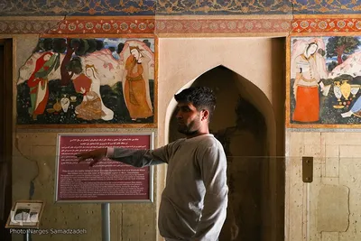 بازدید مسافران نوروزی از کاخ چهلستون اصفهان