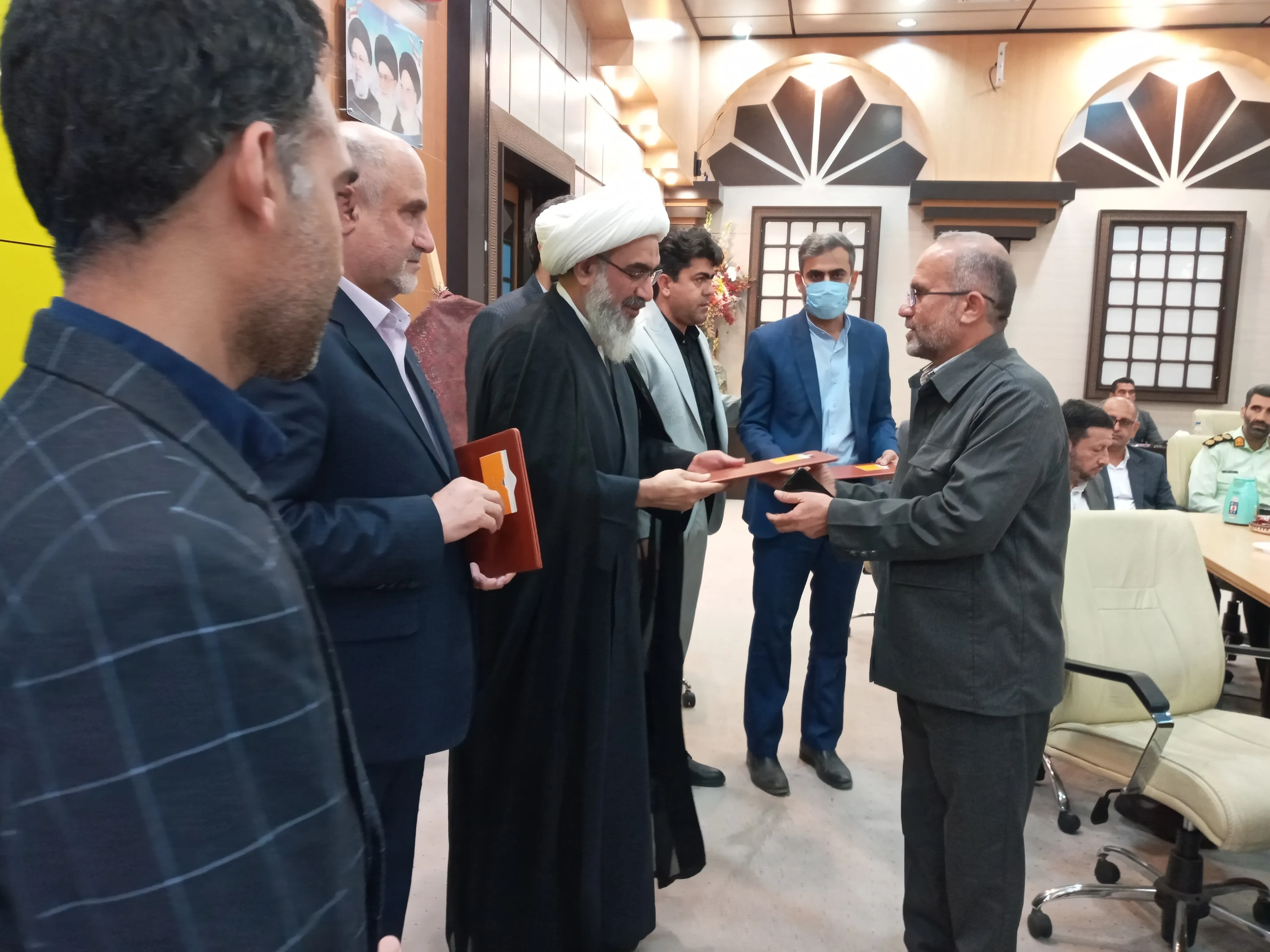 تجلیل از اساتید ممتاز قرآنی دانشگاه آزاد در جلسه شورای فرهنگ عمومی بوشهر + عکس