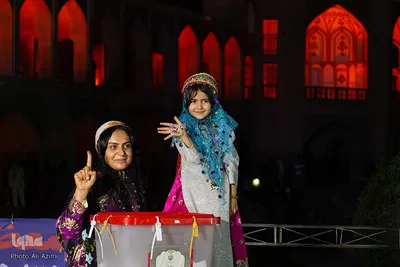 جشن انتخابات در پل خواجوی اصفهان