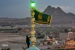 Fahne auf Kuppel der Dschamkarān-Moschee durch eine schwarze Trauerflagge ersetzt