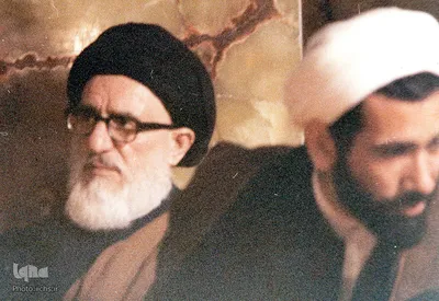 از راست شهید محمدجواد باهنر و آیت الله سید محمود علایی طالقانی از اعضای شورای انقلاب اسلامی