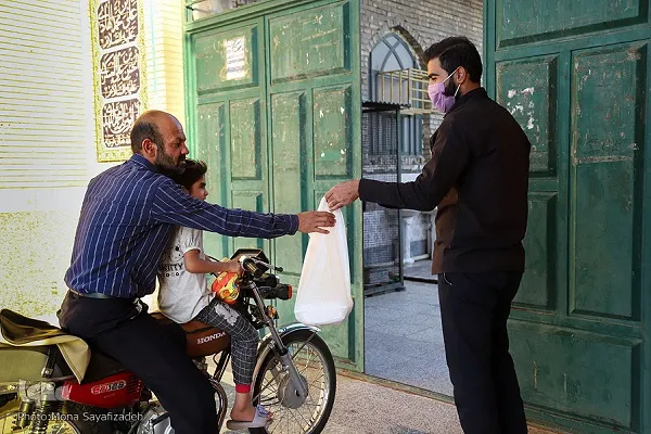 توزیع ۱۶۰۰ پرس غذای گرم میان مددجویان کمیته امداد مناطق ۲۱ و ۲۲ تهران