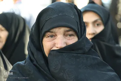 مادر شهید هادی کاردیده در مراسم تشییع پسر اش.