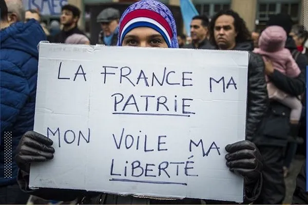 Les femmes voilées en France confrontées à une double violence verbale et islamophobe