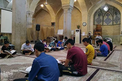 جزء خوانی دانش آموزان در شبستان مسجد وکیل شیراز