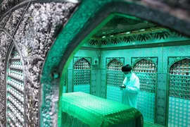 غبارروبی مضجع مطهر رضوی در سفر به مشهد مقدس