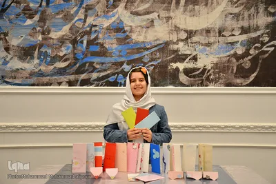 طنین فیروزمندی، تولیدکننده پاکت‌های هدیه از دور ریز کاغذ دیواری است. یک سال در این عرصه فعالیت می‌کند و معتقد است با یک هفته تمرین و صد هزار تومان سرمایه می‌توان فعالیت اقتصادی در این رشته را شروع کرد. 