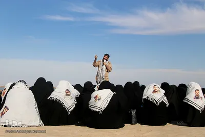 گوش دادن زایران به روایتگری راوی گروه