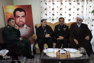 دیدار نمایندگان جامعه قرآنی با خانواده ناخدا سوم شهید علی اصغر سلیمانی، از شهدای قرآنی نیروی دریایی ارتش