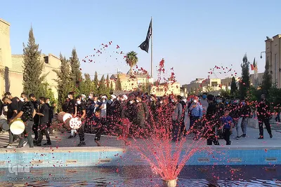 اهتزاز پرچم متبرک به نام امام حسین (ع) در بین الحرمین شیراز‎‎‎‎