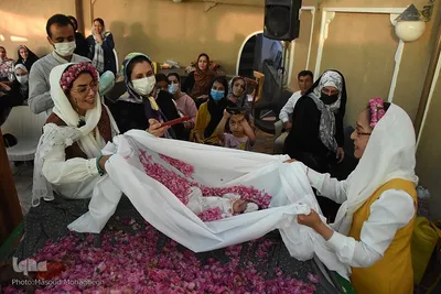 آیین گل‌غلتان نوزادان در خانه تاریخی پورحسینی های شهرستان سمنان