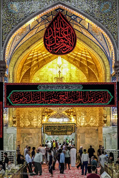 نصب پرچم های سیاه در آستان مقدس امام حسین(ع)