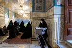 خانم هاشمی 24 سال دارد. از اسفند پارسال مشرف به خادمی امام رضا (ع) شده است.  خانم هاشمی می‌‍گوید چشم انتظار هستم تا روز شیفتم در حرم برسد چون به آرامش و انرژی زیادی میرسم و این حس قابل توصیف نیست