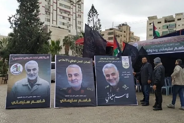 خشم صهیونیست‌ها از نصب تصاویر شهید سلیمانی در غزه