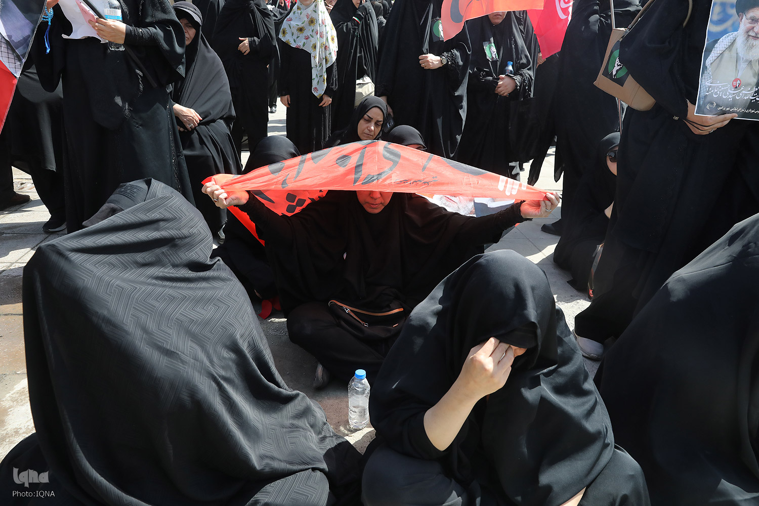 Les habitants de Téhéran rendent hommage au Guide martyr