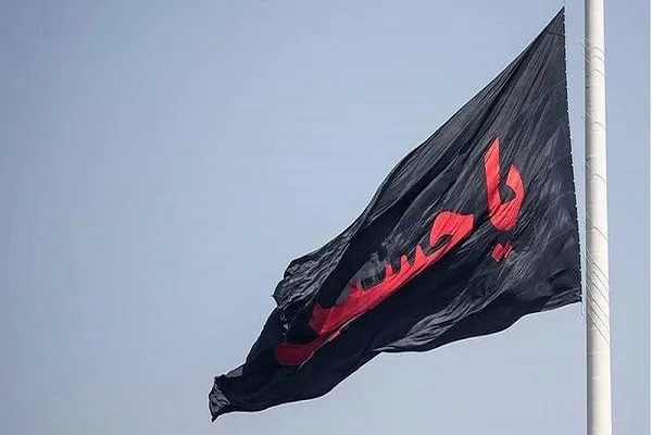 На высоких зданиях Тегерана развеваются 250 огромных флагов в связи с наступлением мухаррама, приуроченных к мученической смерти Имама Хусейна