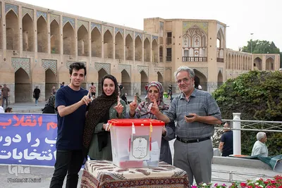 جشن انتخابات در پل خواجوی اصفهان