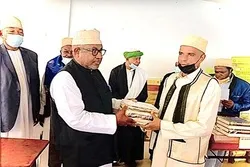 Offre de Corans et de livres islamiques à l'Université des Comores