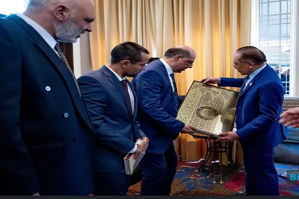 Ang Peruviano na mga Muslim ay Tumatanggap ng mga Quran na may Pagsasalin sa Espanyol