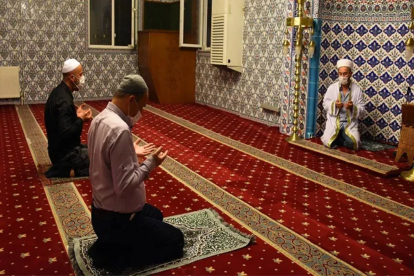 Türkiye'de camilerde cemaatle ilk sabah namazı kılındı