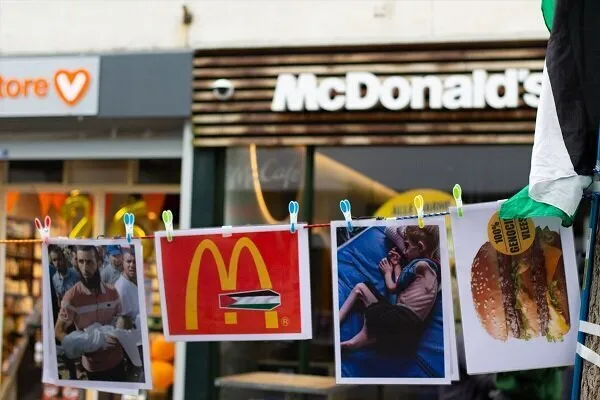 Hollandiyada McDonalds filiallarının qarşısında İsrailə etiraz edildi