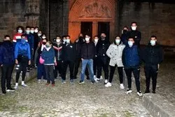 Des jeunes musulmans lodévois se rassemblent pour une deuxième fois devant la cathédrale de leur ville